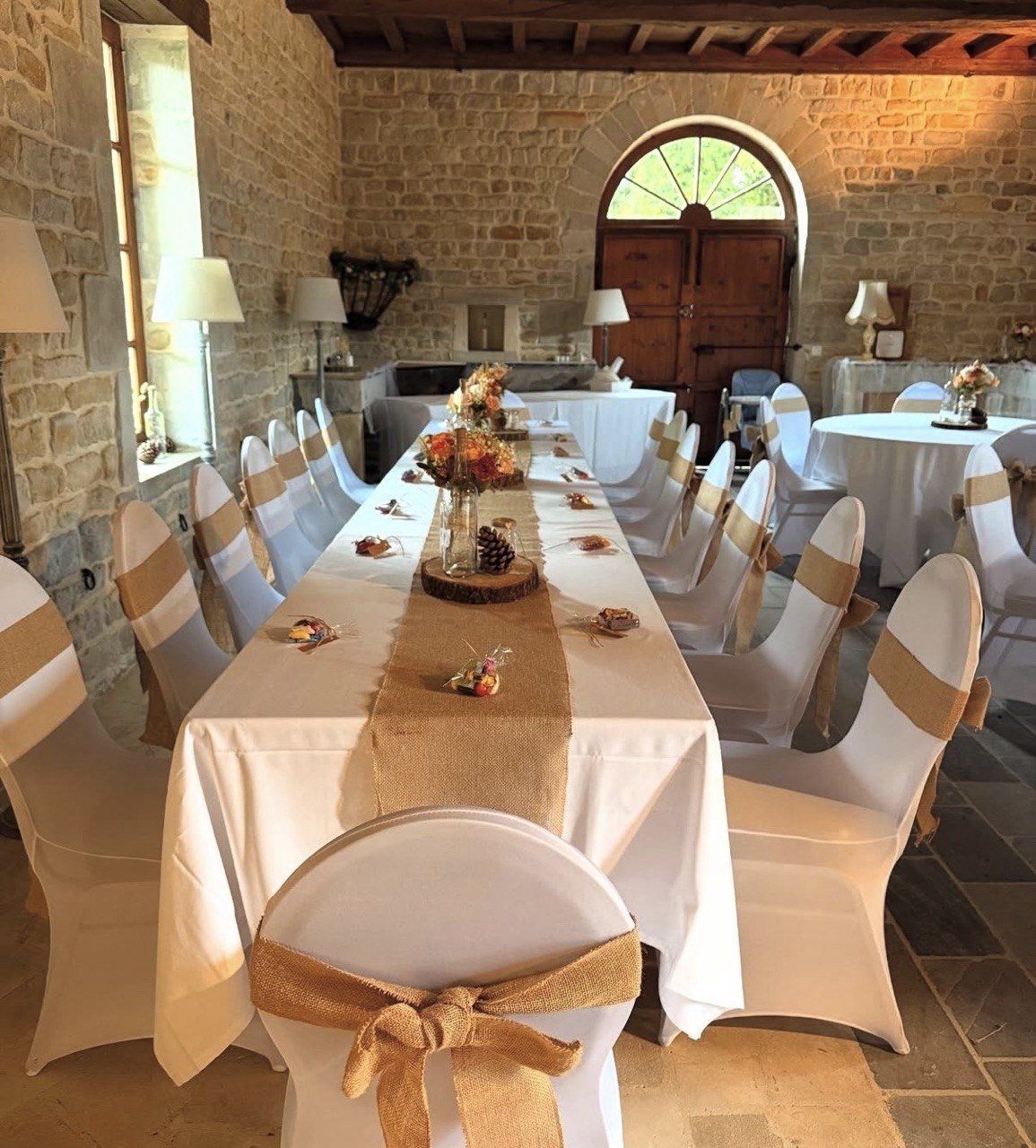 La table longue, housses et nœuds dorés