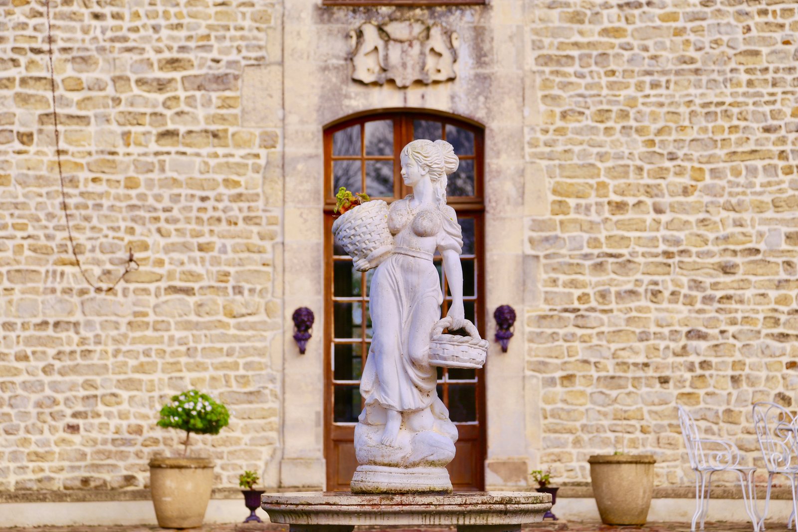 La statue aux paniers, devant la porte